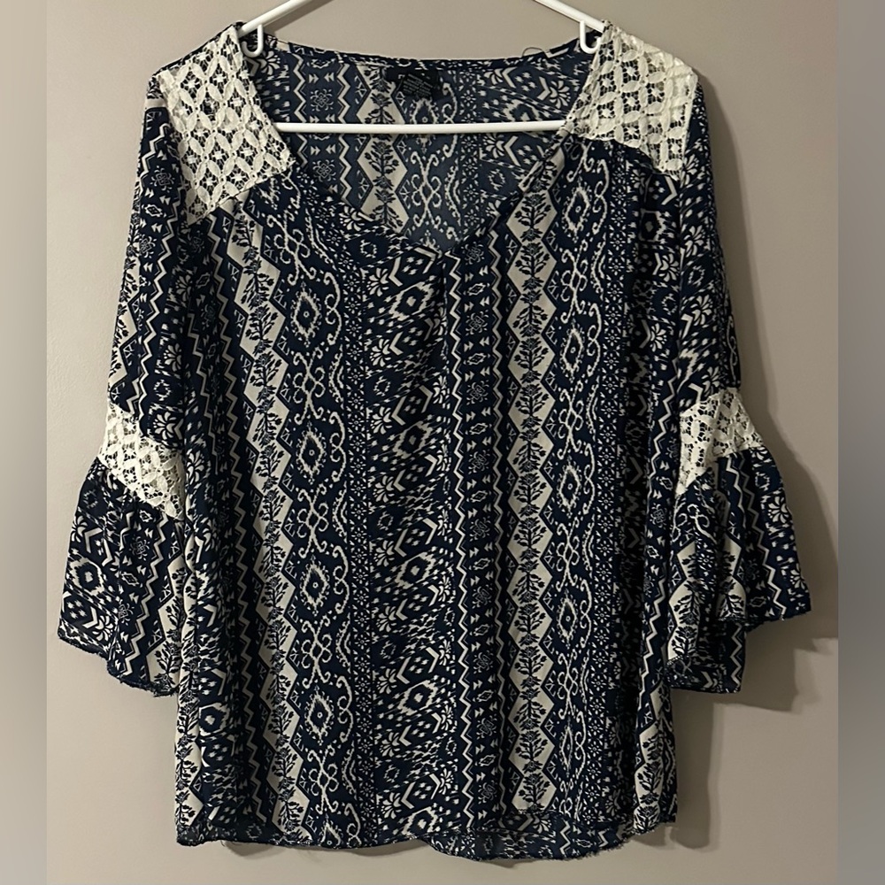 RUE 21 size MEDIUM Blouse with 3/4 length bell sleeves.